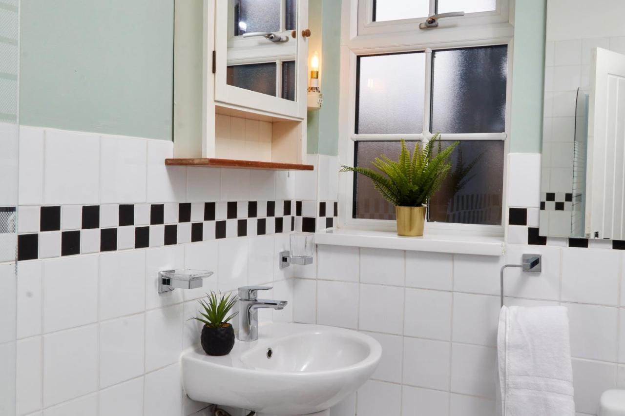 Stunning Two Bedroom Apartment By Purestay Short Lets & Serviced Accommodation Warwickshire With Parking Стретфорд-на-Ейвоні Екстер'єр фото